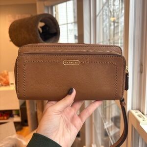 Coach Double Zip Long Wallet Tan Leather Wristlet like new brown